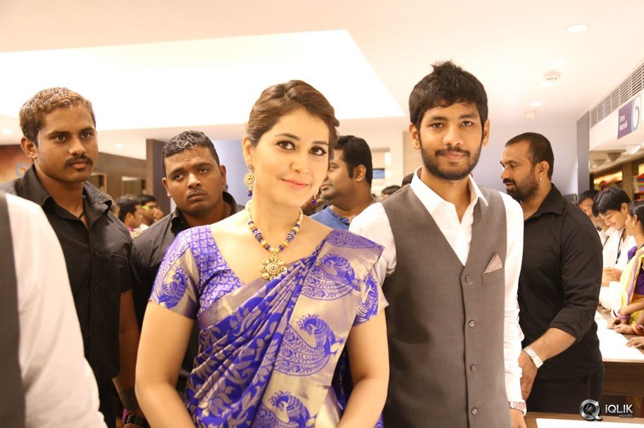 Raashi-Khanna-Launches-Kasam-Pullaiah-Cloth-Merchant-in-Warangal